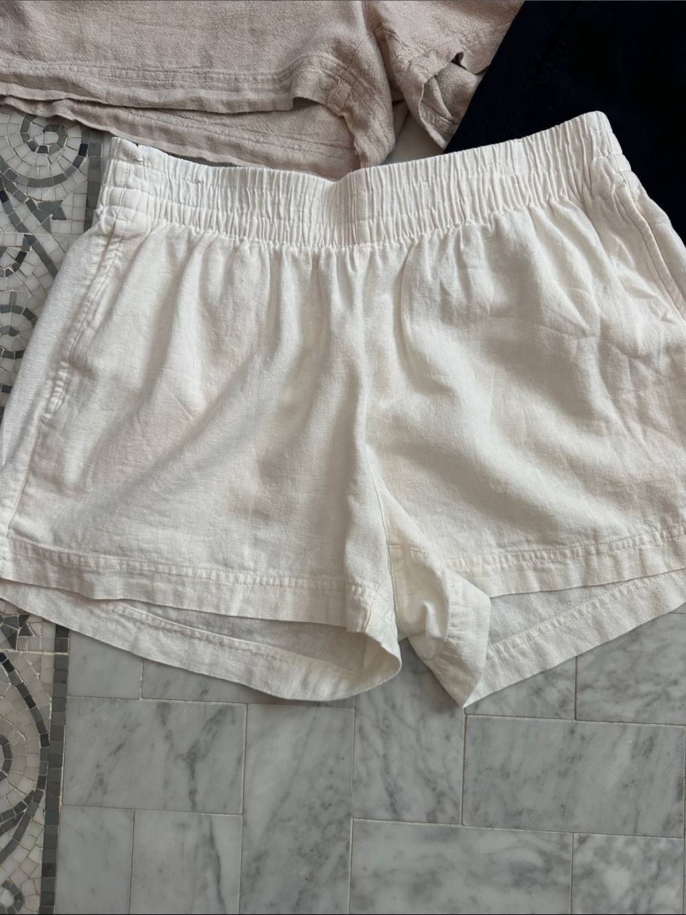 Old Navy M Women’s Elastic-Waist Linen Blend Casual Shorts - Black, White, Oat - Picture 2 of 13